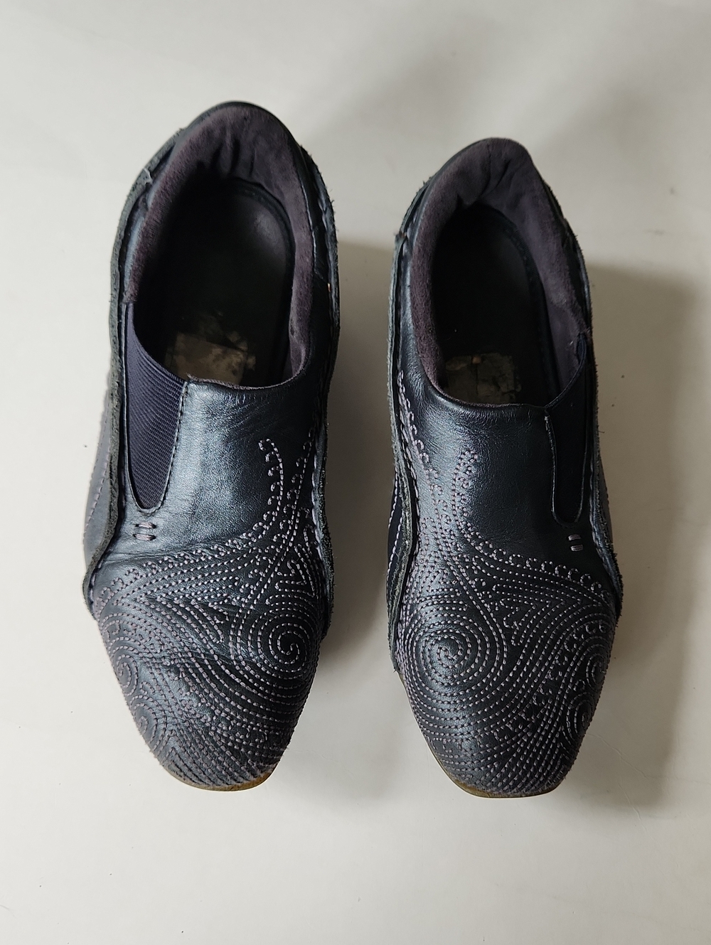 Y2K***Puma Women's Dark Grey Slip-On Loafers with Swirl Stitch Detailing